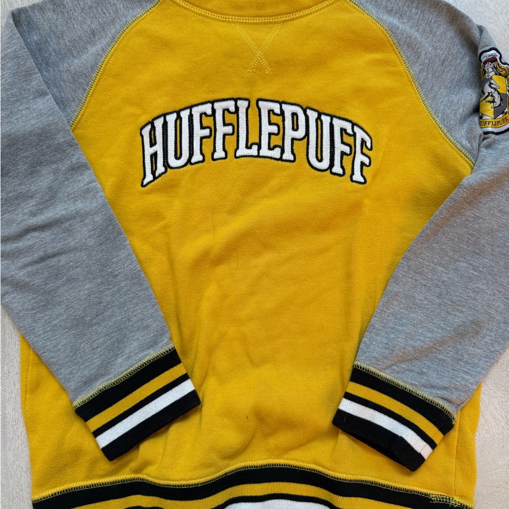 Official Warner Bros. Harry Potter Kids Hufflepuff Yellow Sweatshirt, size XL